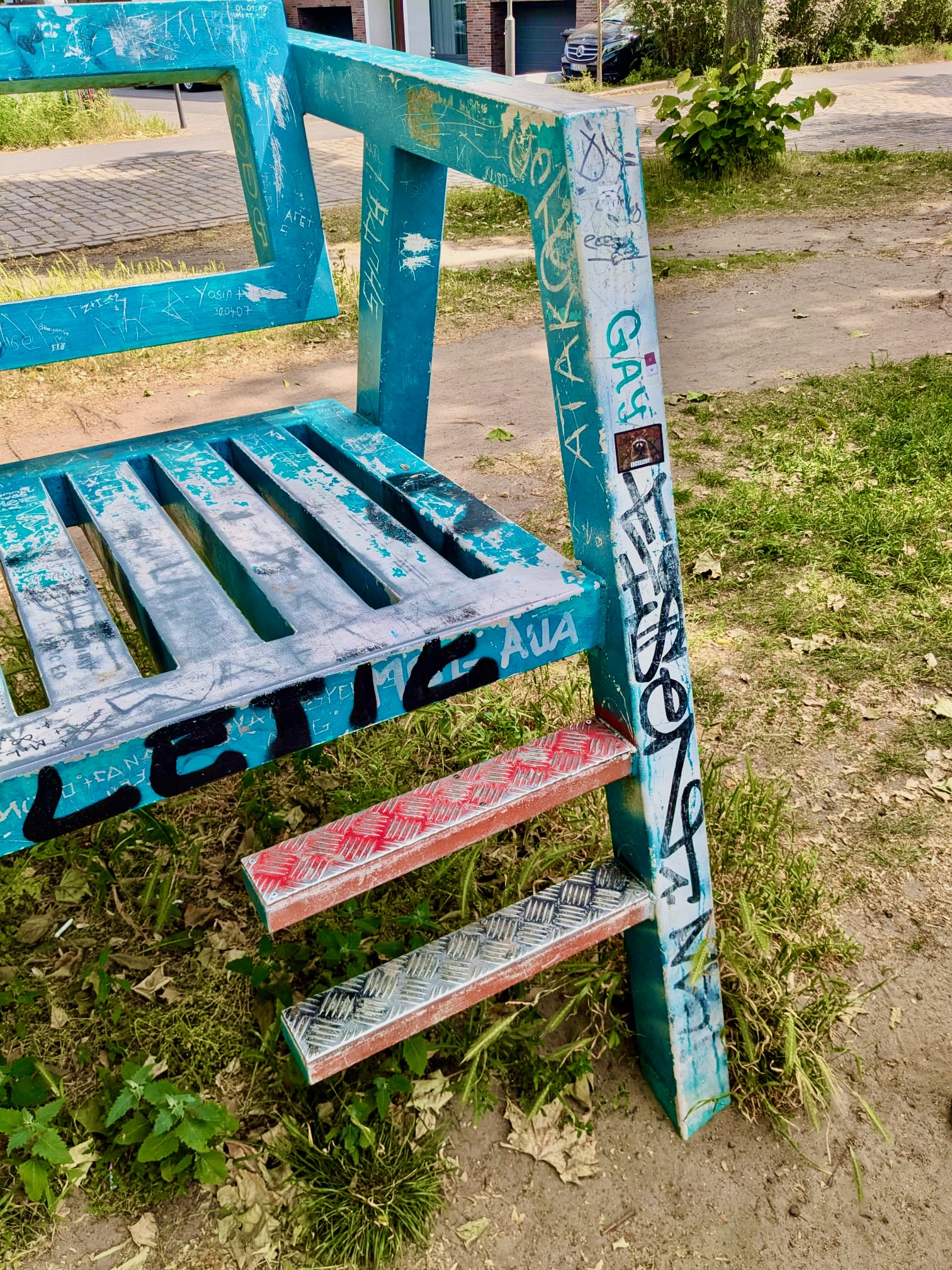 Kurze Beine? Kein Stress — die Big Bench Berlin hat 'ne Treppe.